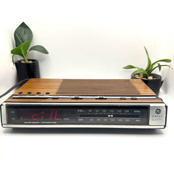 Vintage General Electric AM/FM Woodgrain Alarm Clock Radio 7-4624B - Picture 14 of 14